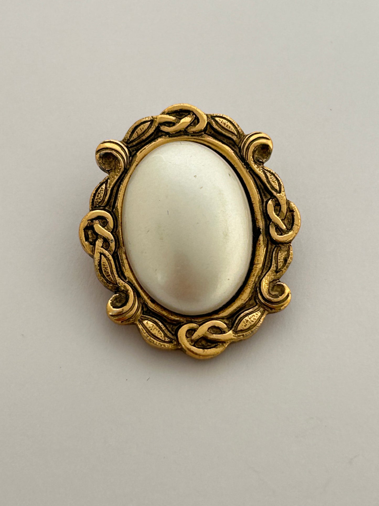 Pearl Oval Scarf Clip